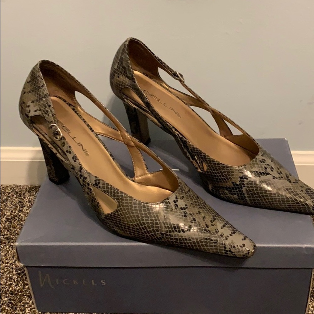 Grey snake skin leather shoe